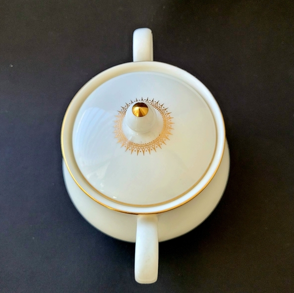 Vintage Wedgewood Chester Covered Sugar bowl, Fine Bone China, Made in England - Picture 3 of 9